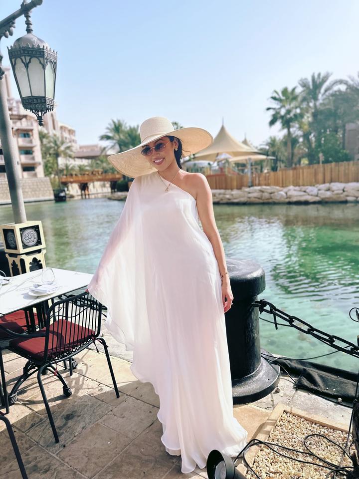 Белое платье в пол на одно плечо брала в chia.kz очень красивое блестит