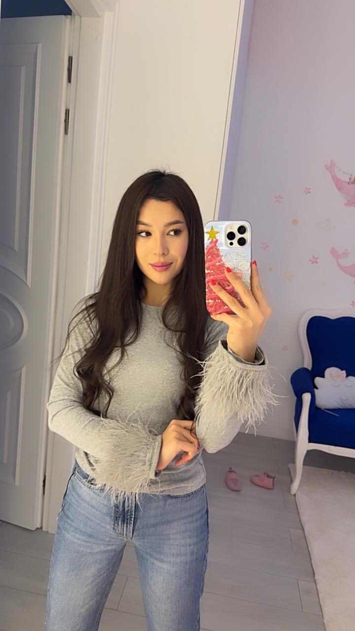 Лонгслив с перьями