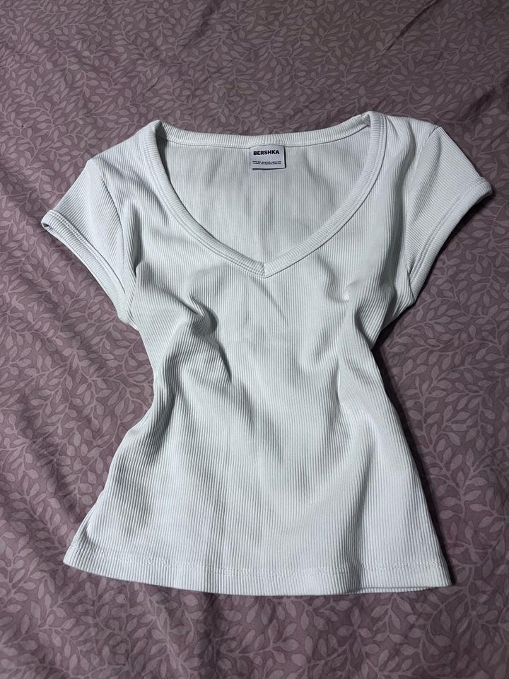 белый топ bershka