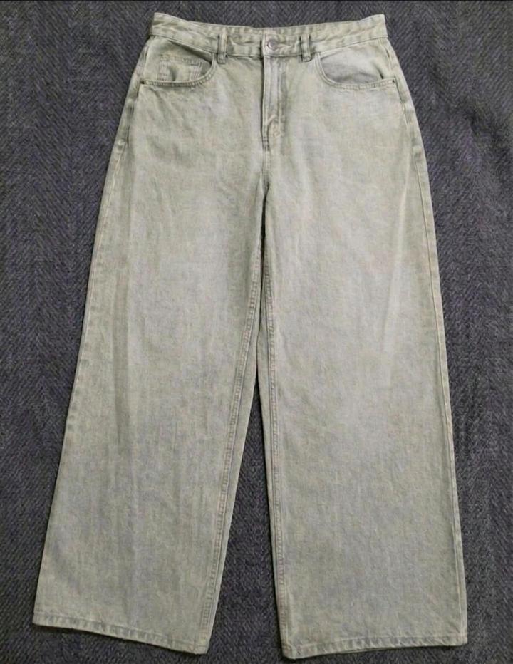 серые бегги джинсы