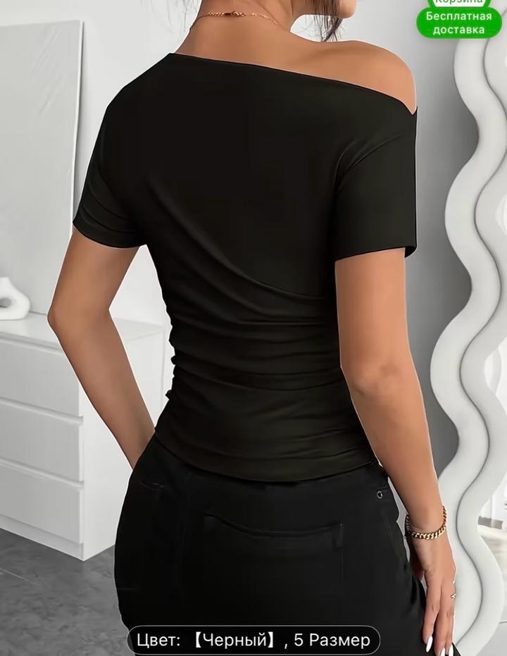 Футболка с открытой плечой