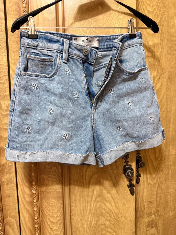 Джинсовые шорты Hollister с вышивкой