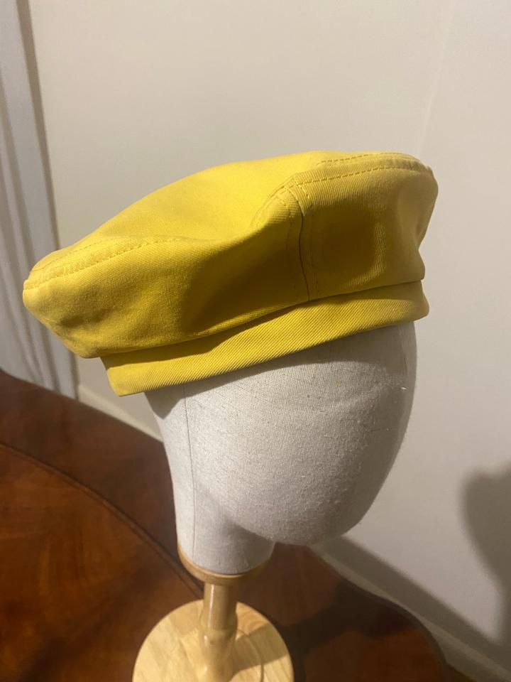 Берет новый желтый