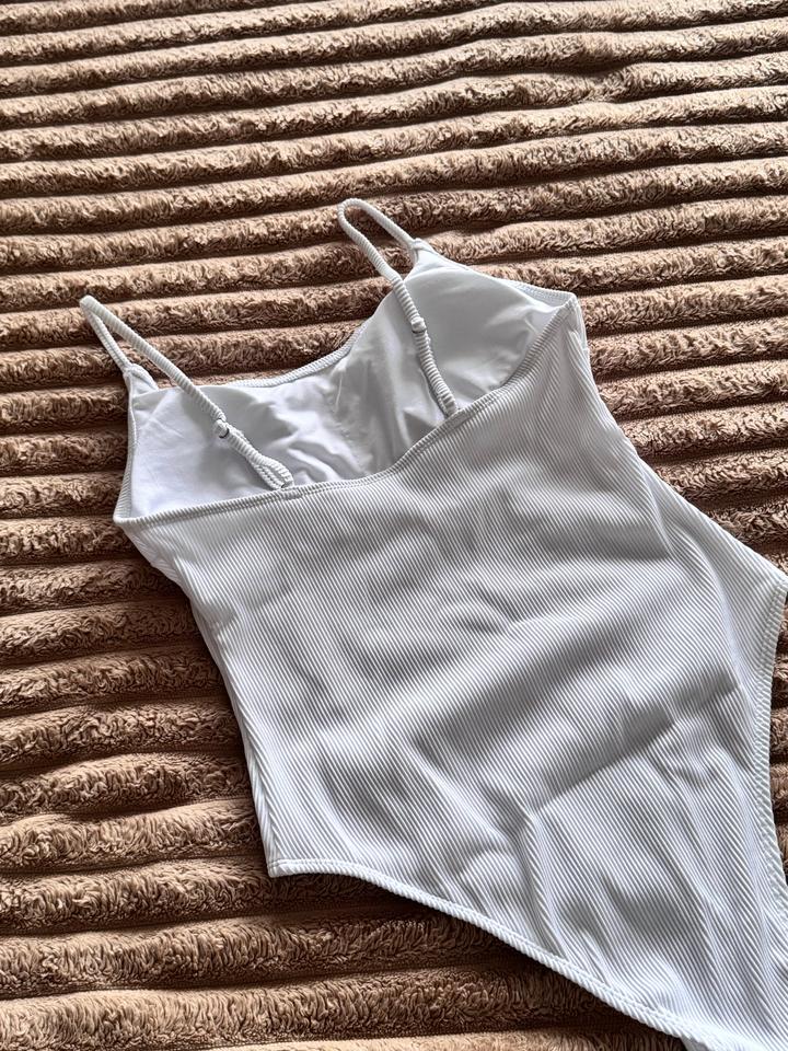 Белый купальник