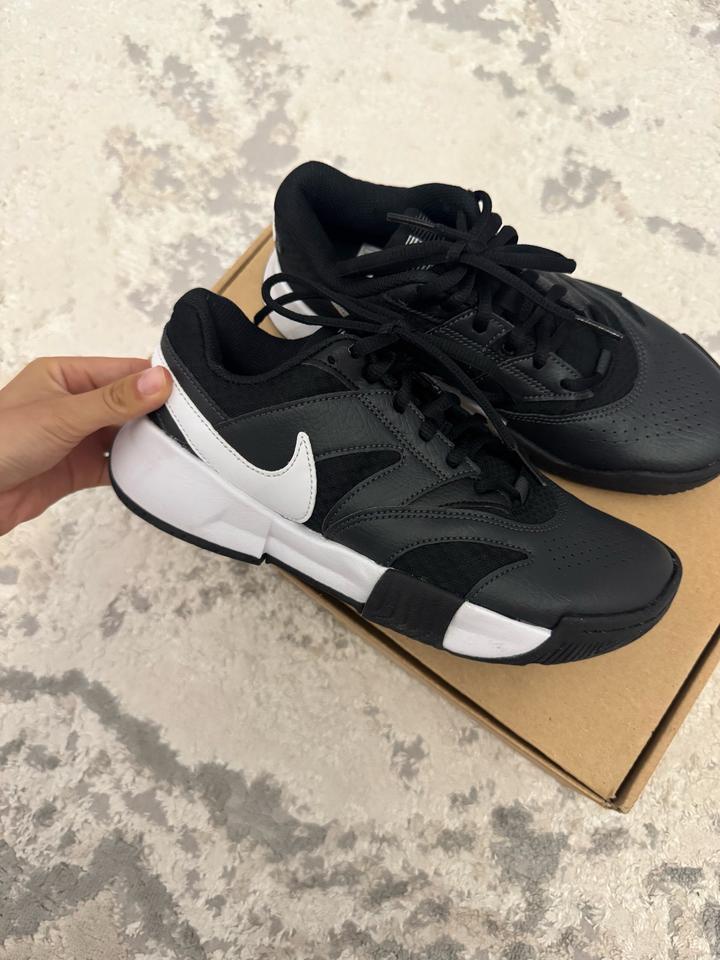Теннисные кроссовки Nike