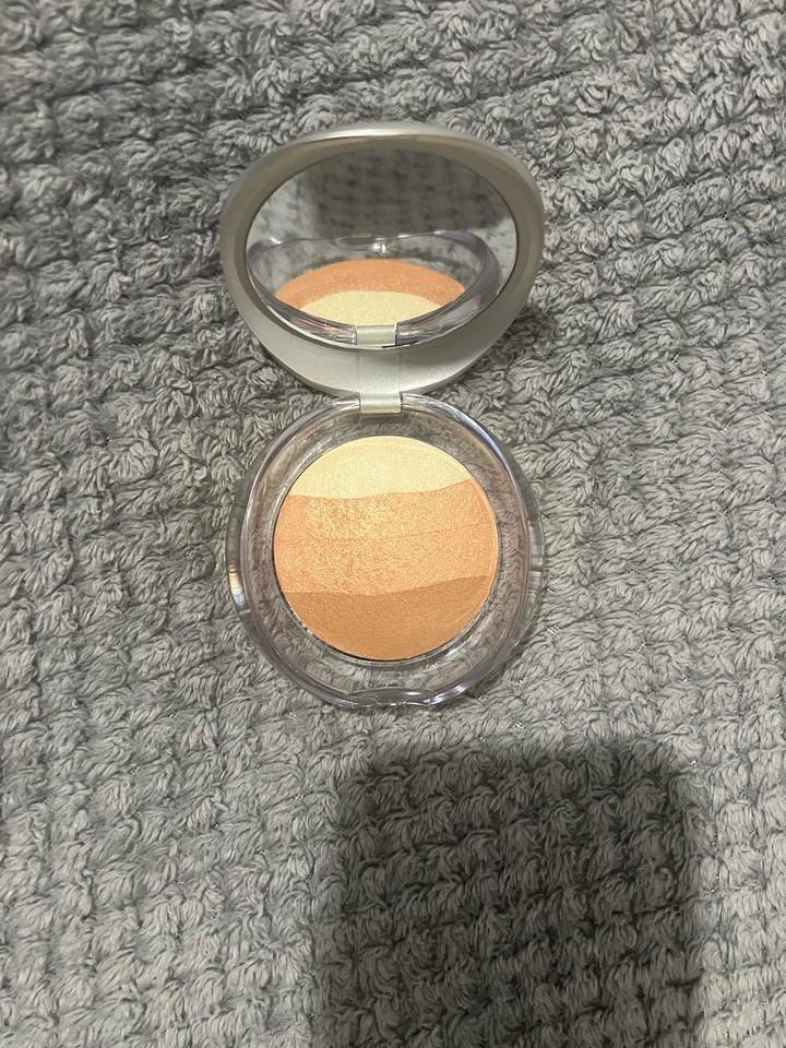 Pupa Milano Luminys Baked All Over в оттенке 05 Gold Stripes (Золотые полосы).