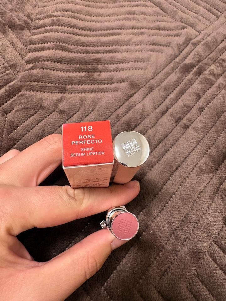 Помады Givenchy Rose Perfecto Shine Serum Lipstick