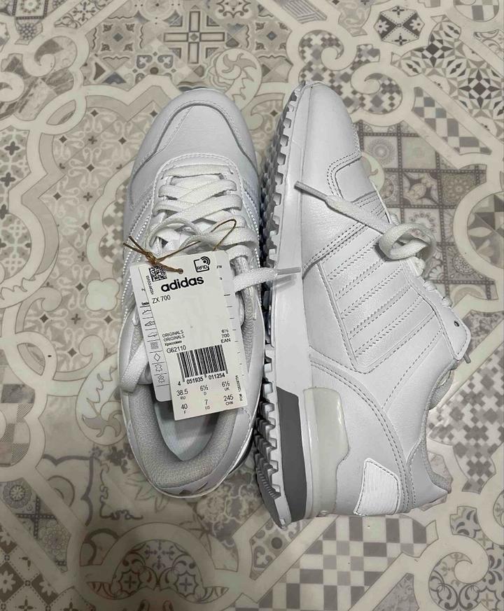 Adidas Originals ZX 700 оригинал новые 39,5