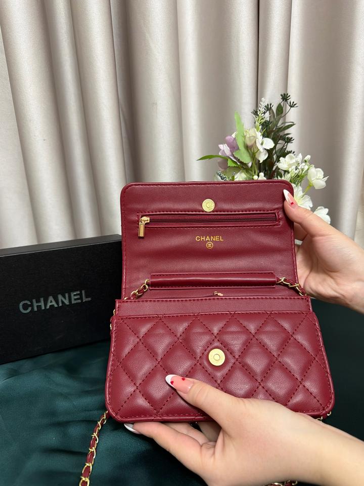 Красная и черная сумка от Chanel