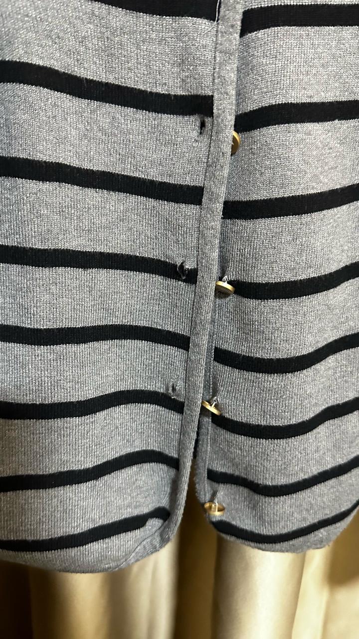 серый кардиган в полоску