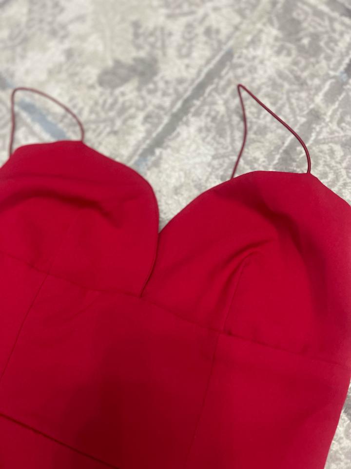 Красное платье