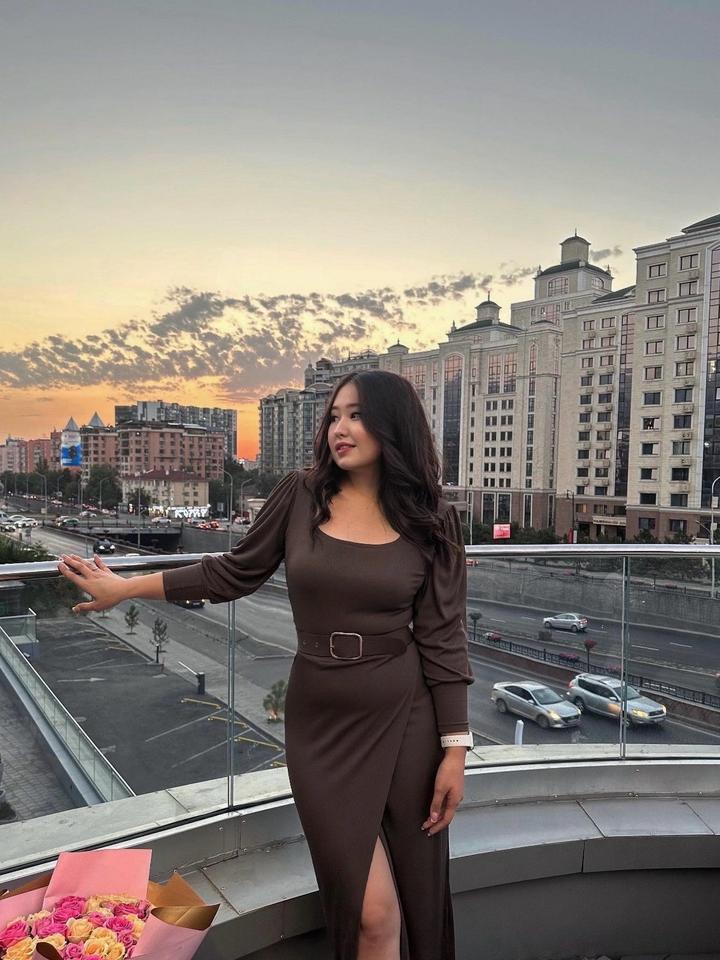 Коричневое приталенное платье