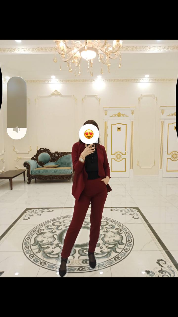 Бордовый брючный костюм