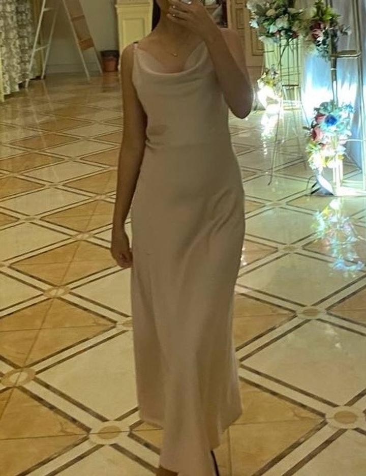 Нежно-бежевое платье