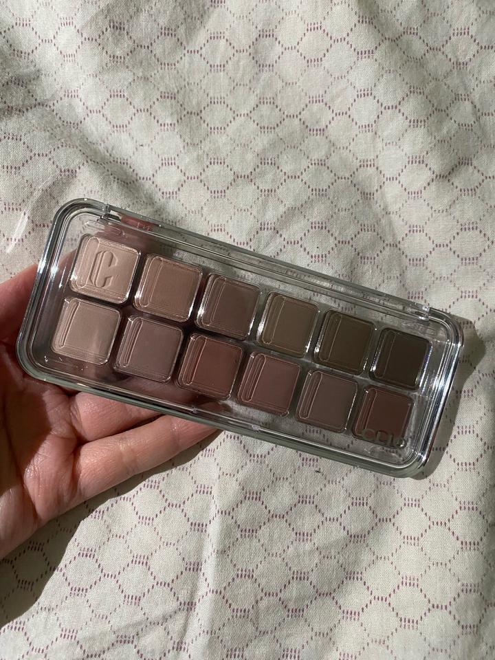 Палетка теней от Clio в оттенке Mute Library