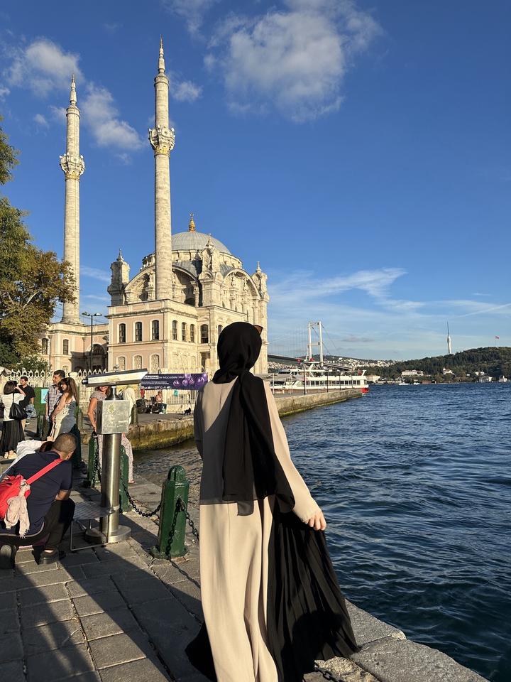 Платье чёрно-бежевое Modanisa