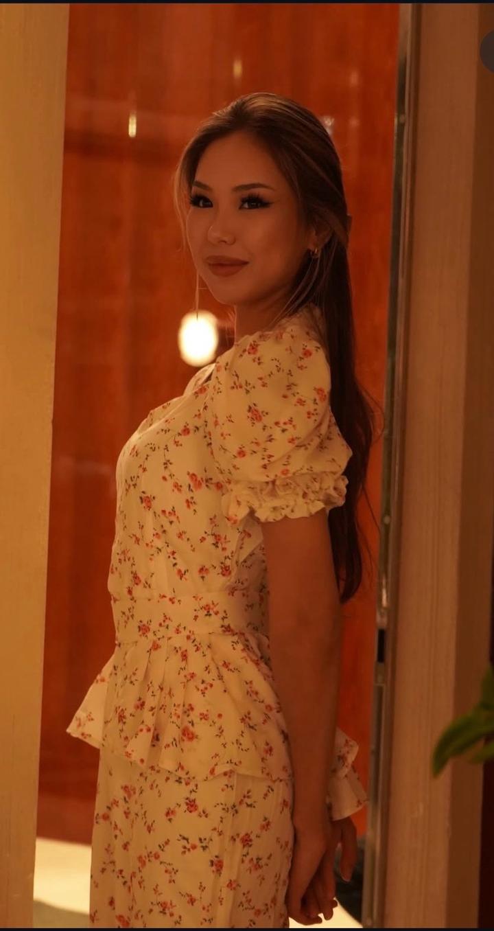 белое платье.