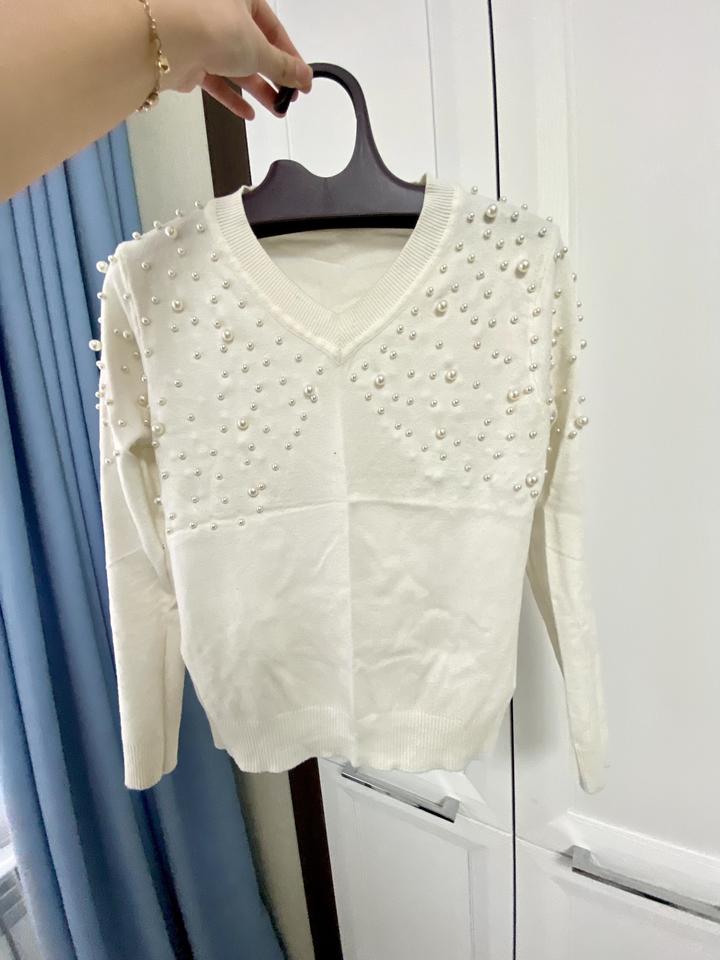 нежный свитер с жемчугом