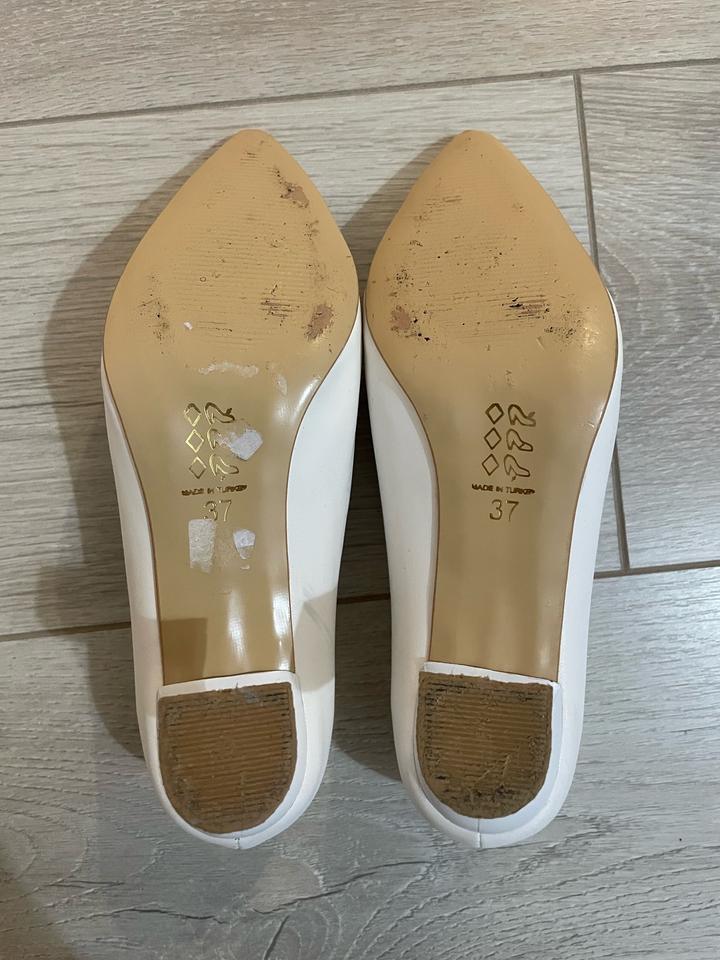 Белые свадебные туфли