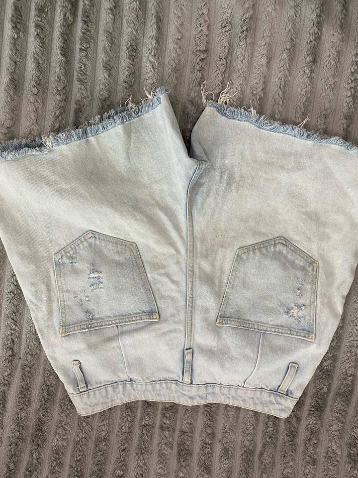 голубые шорты