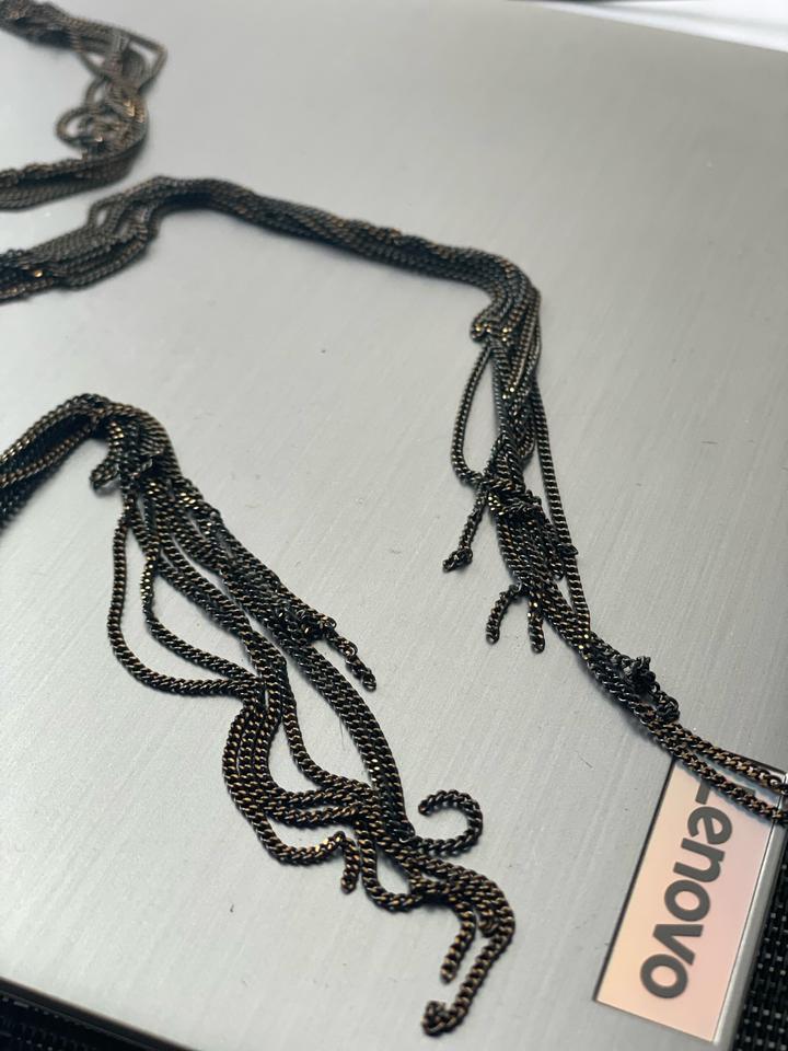 Колье украшение на шею из цепочек черное с золотым отливом