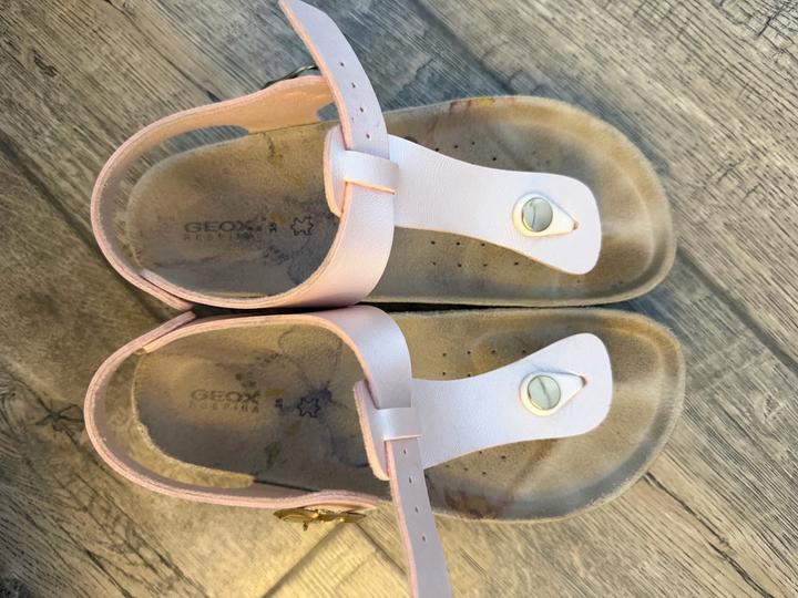 Розовые сандалии