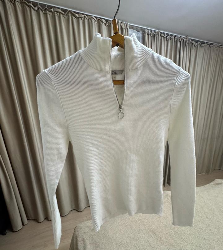 Стильный джемпер в рубчик с замком O-ring