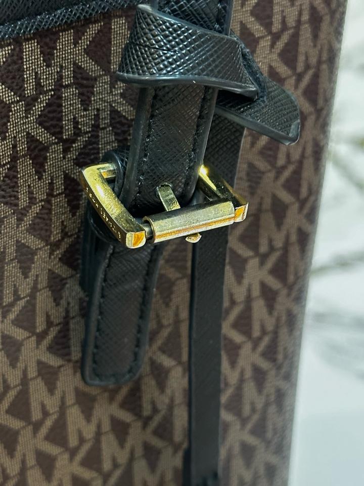 Сумка-тоут (шоппер) Michael Kors 🧡с круглым брелоком, ручками и молнией сверху.