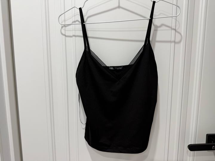 Черный топ от Zara