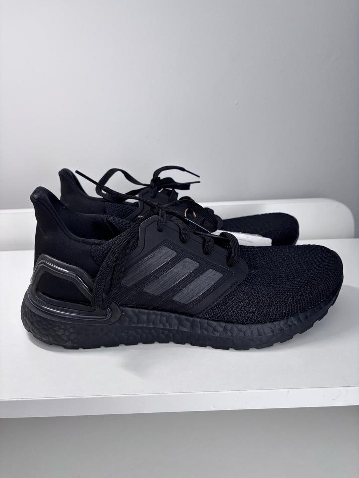 Кроссовки adidas для женщин и мужчин