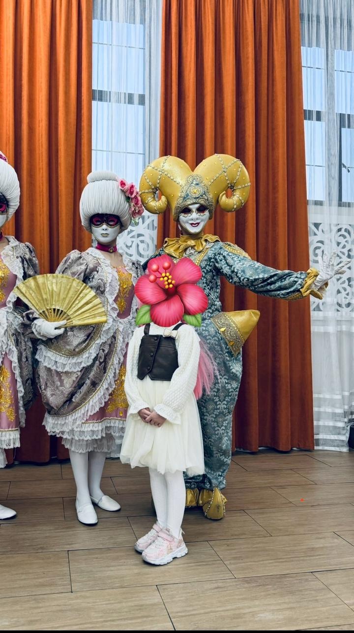 Кремовое платье с жилеткой для девочки