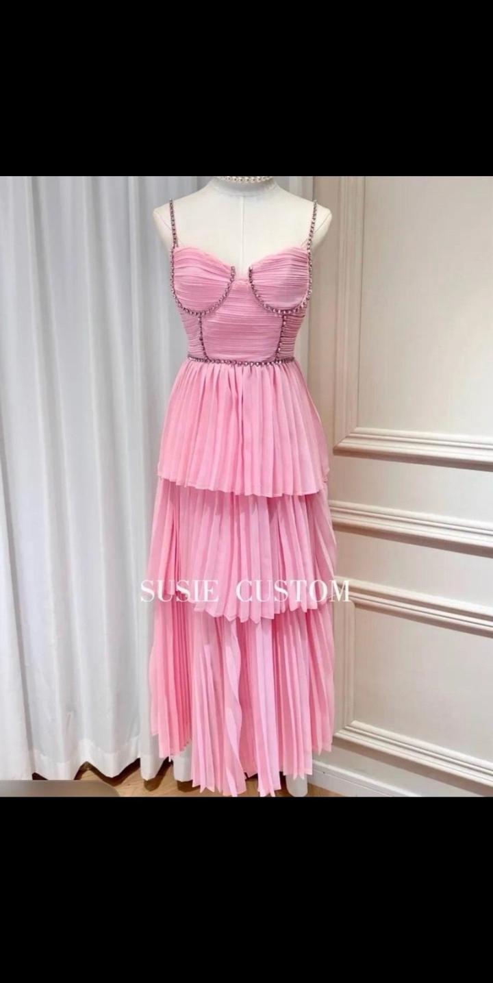 Розовое платье со стразами