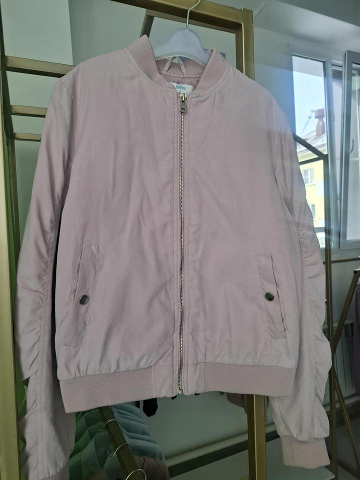 Продам курточку, бомбер