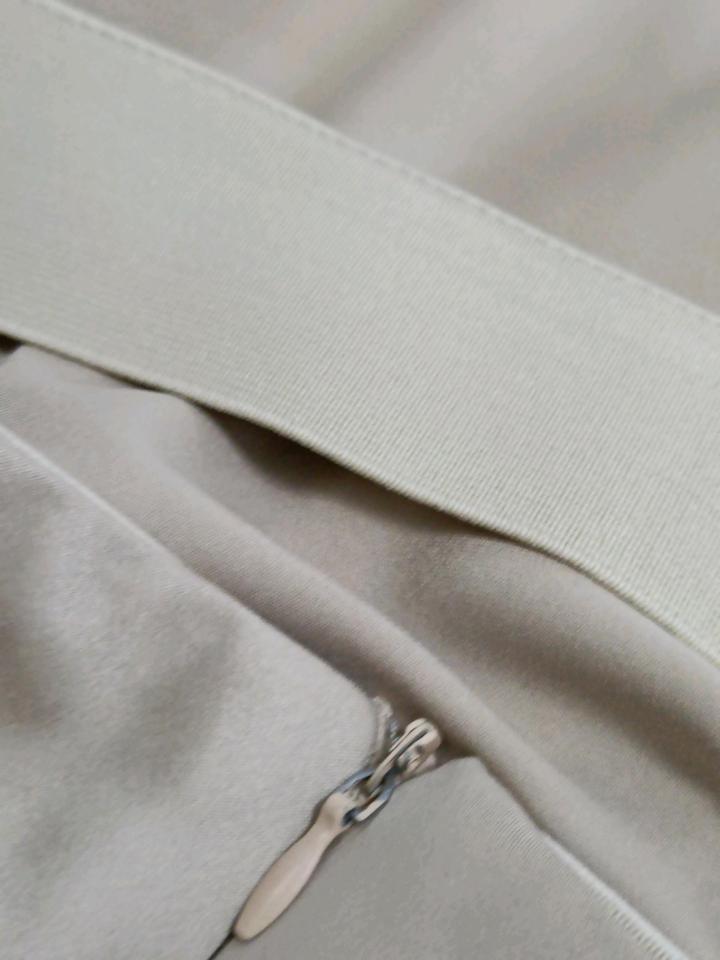 Бежевая атласная макси юбка