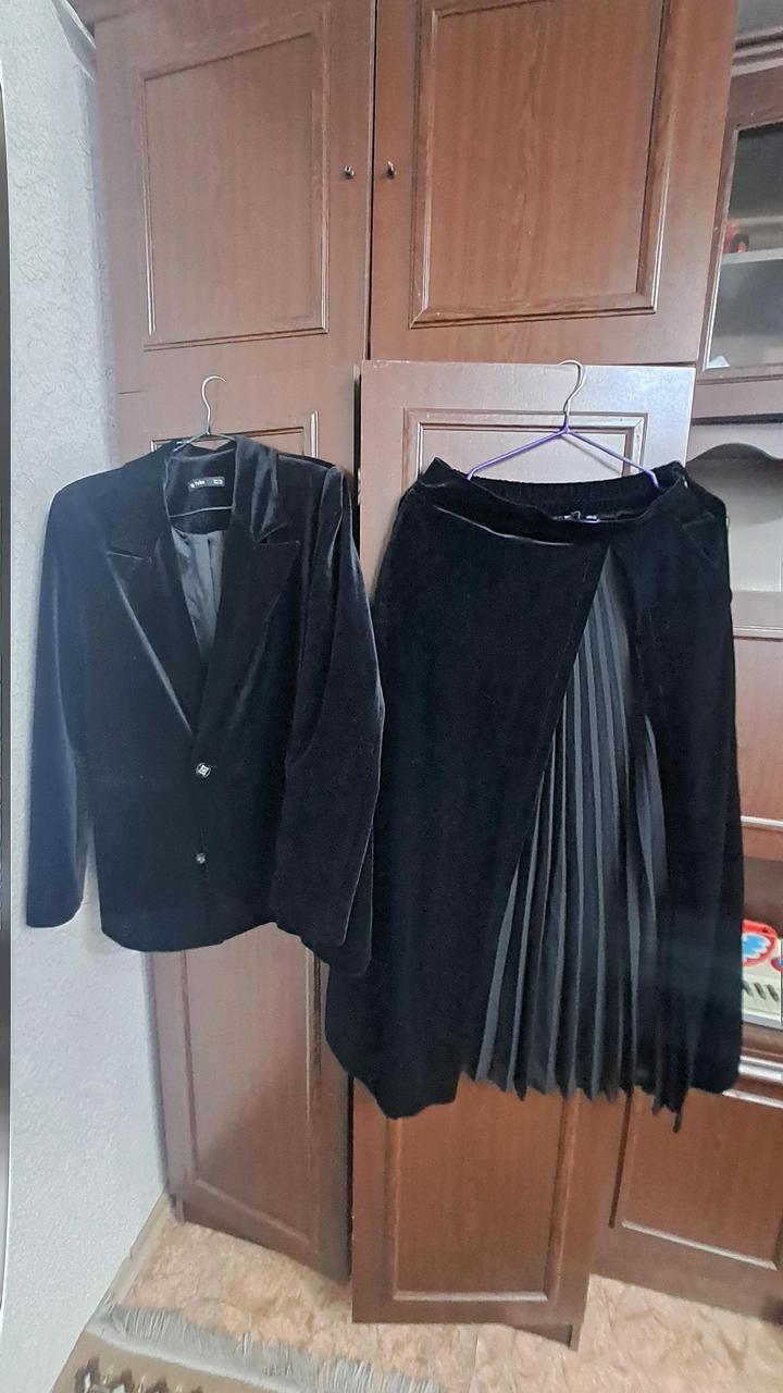 Продам шикарные двойки производство Турция. Королевский бархат , и люрекс костюм