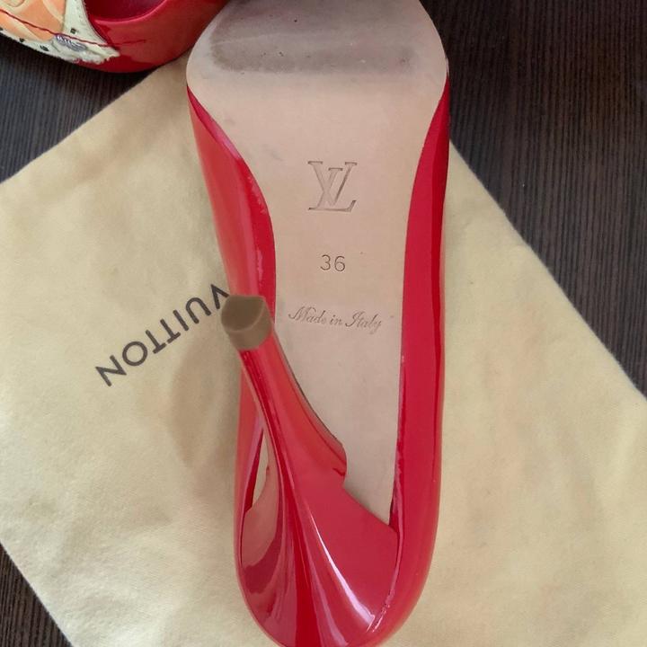 Красные лаковые туфли Louis Vuitton