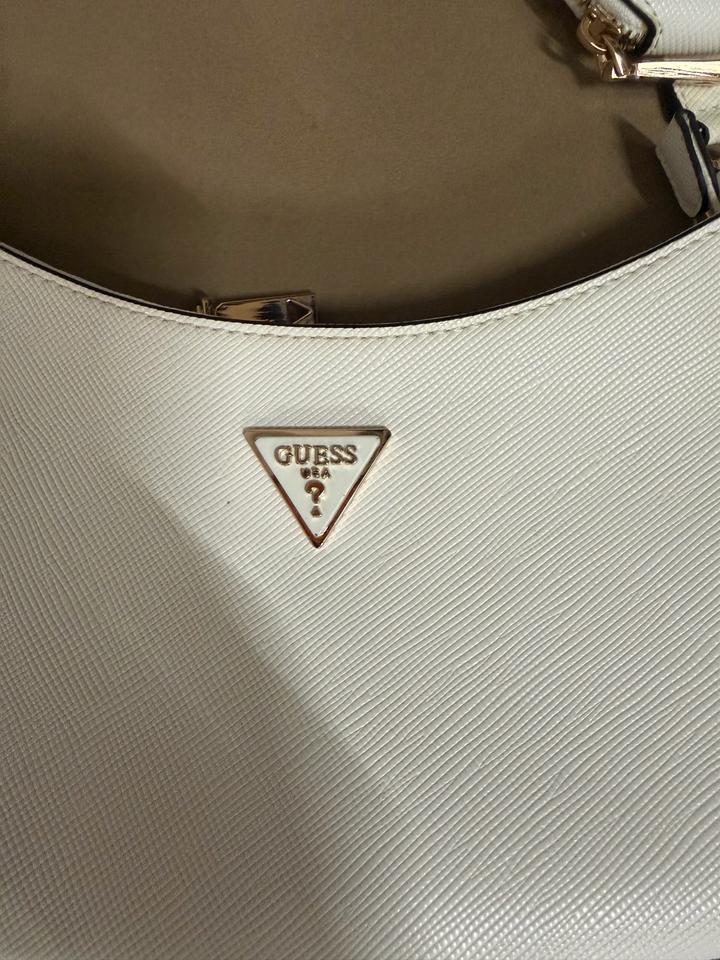 Белая сумочка Guess