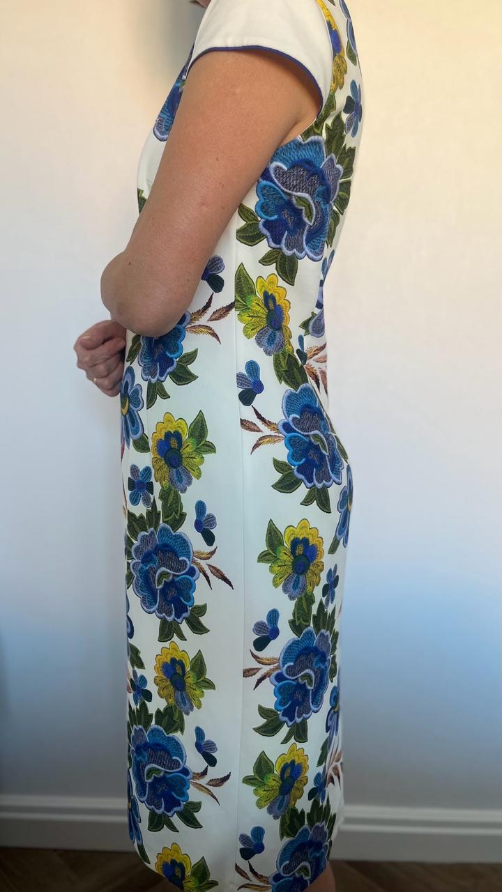 Белое платье с вышивкой