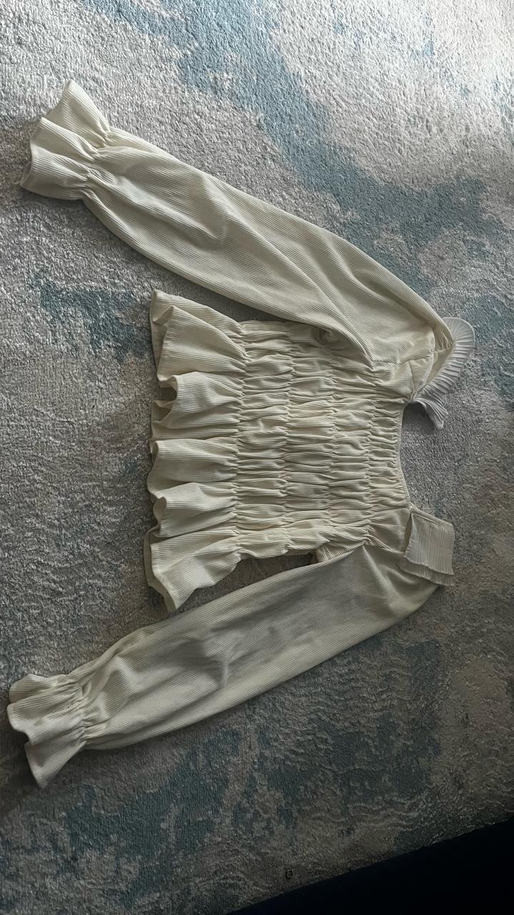 Блузка в молочном цвете