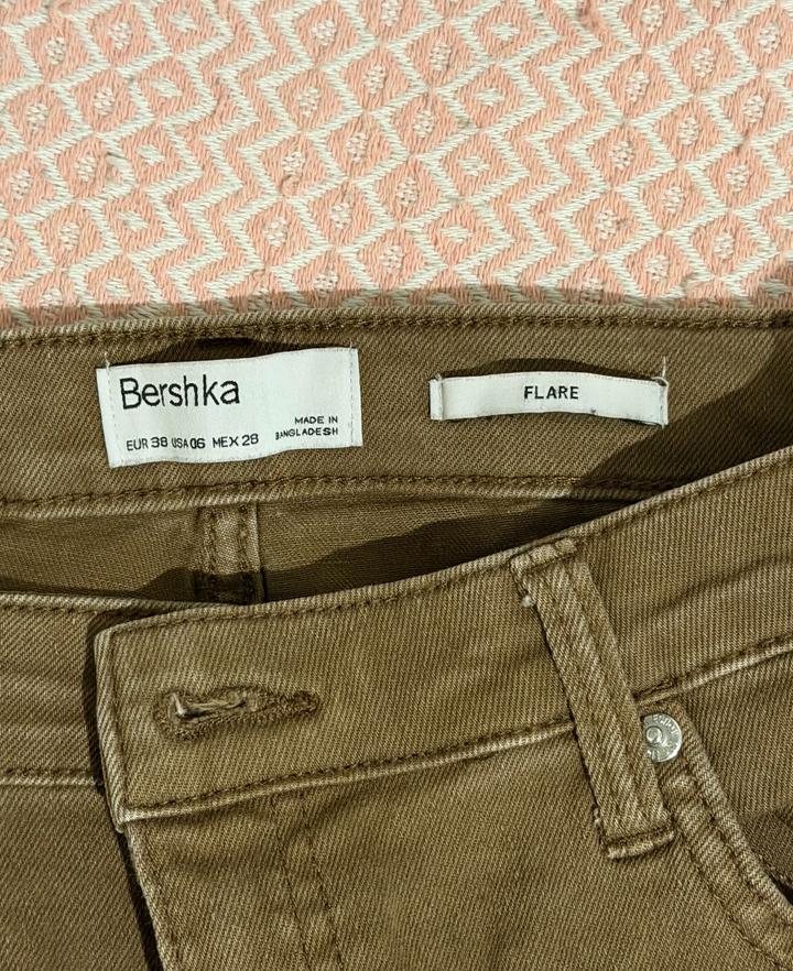 Коричневые джинсы Bershka