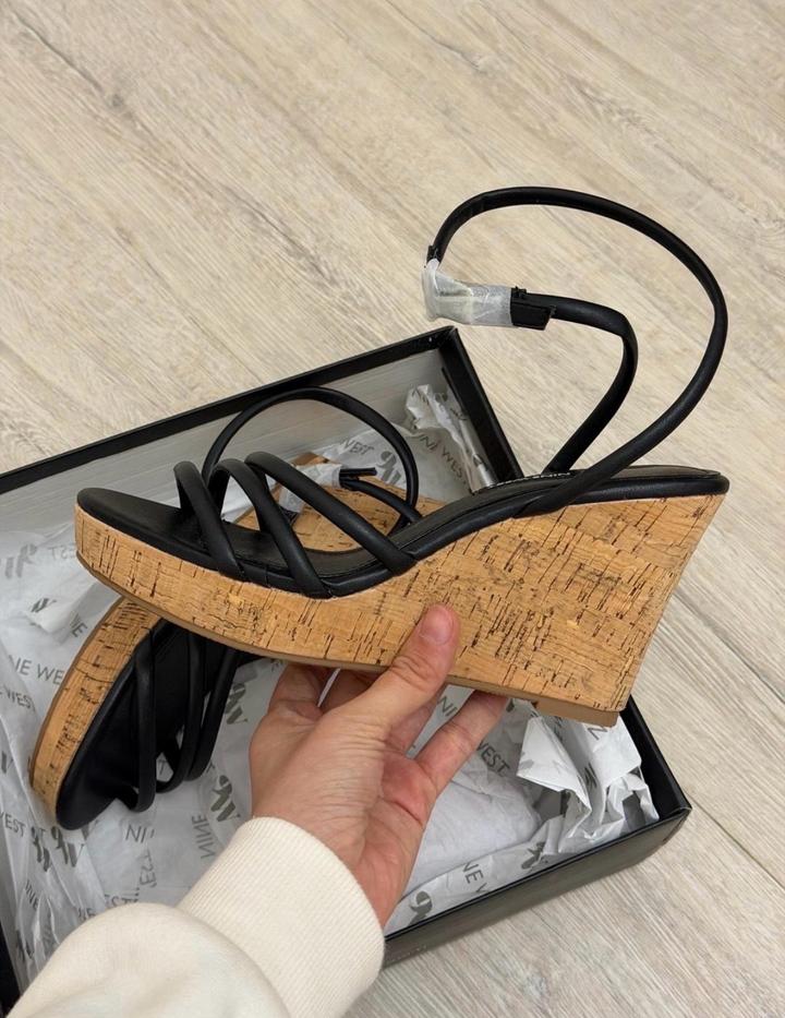 Женские босоножки