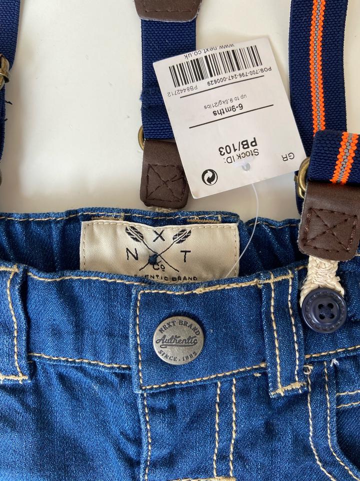 Джинсы Бренда Next с подтяжками, размер 6-9 месяцев.