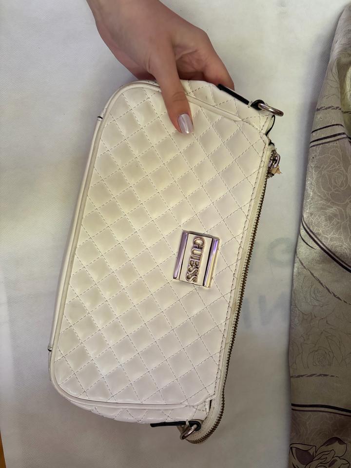 Белая сумка Guess