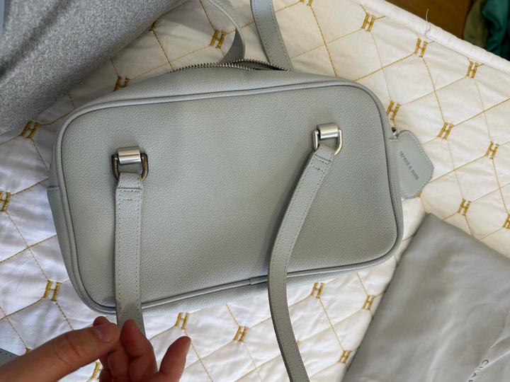 серая сумка charles and keith