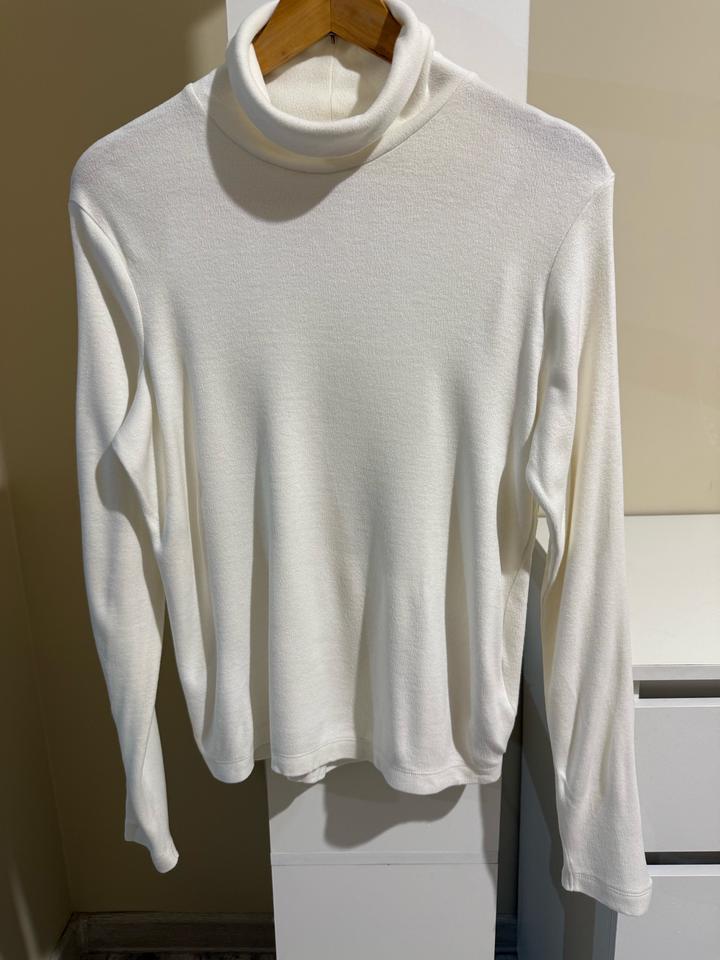 Белая водолазка Uniqlo