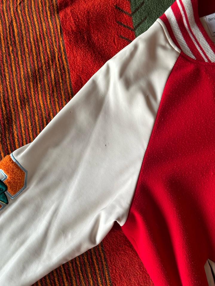 Бомбер Bershka