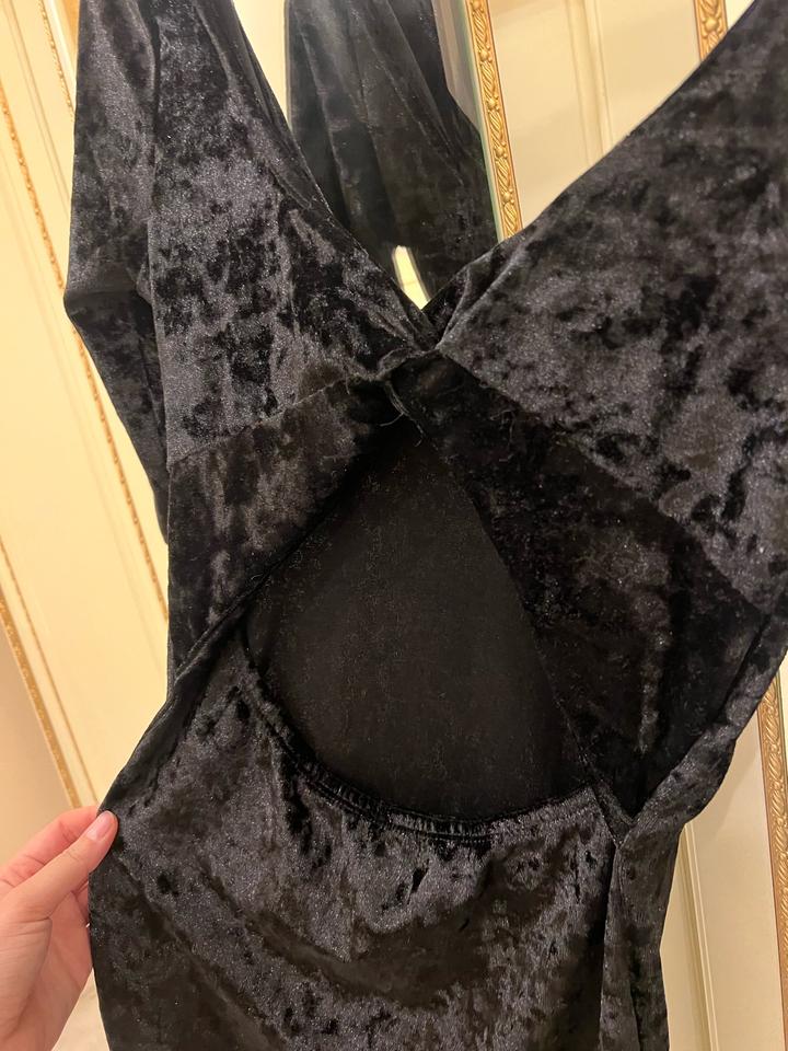 Черное коктейльное платье