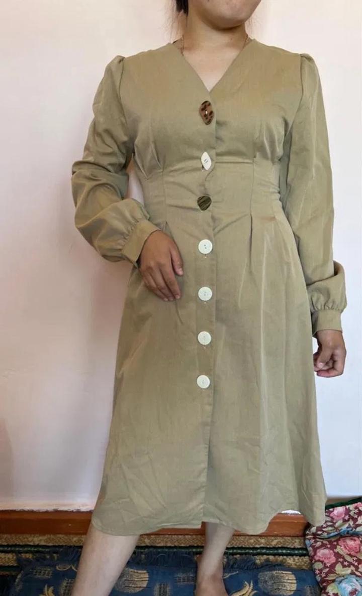 Платье бежевого цвета