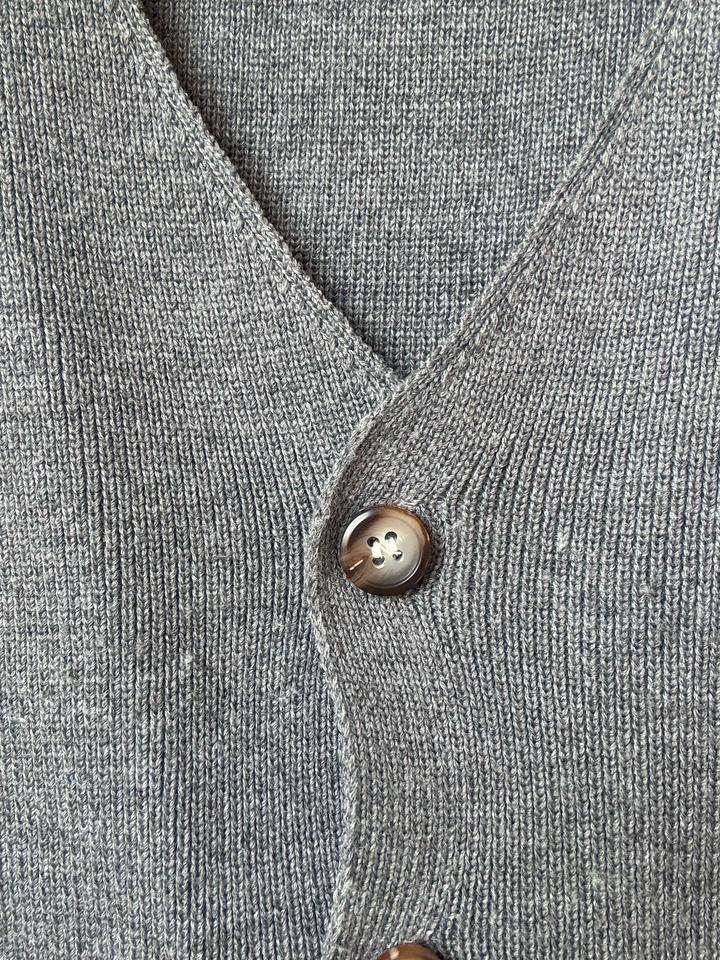 Серый трикотажный жилет в костюмном стиле