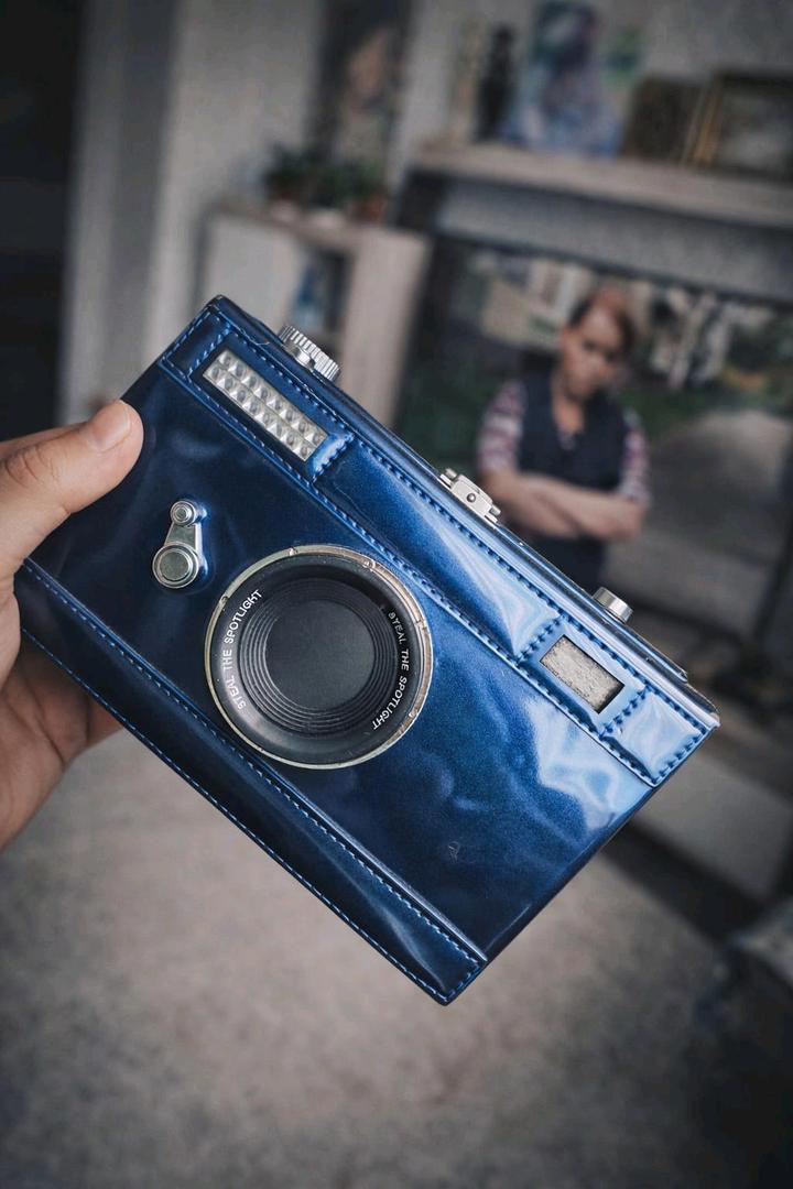 Стильный клатч в форме фотоаппарата